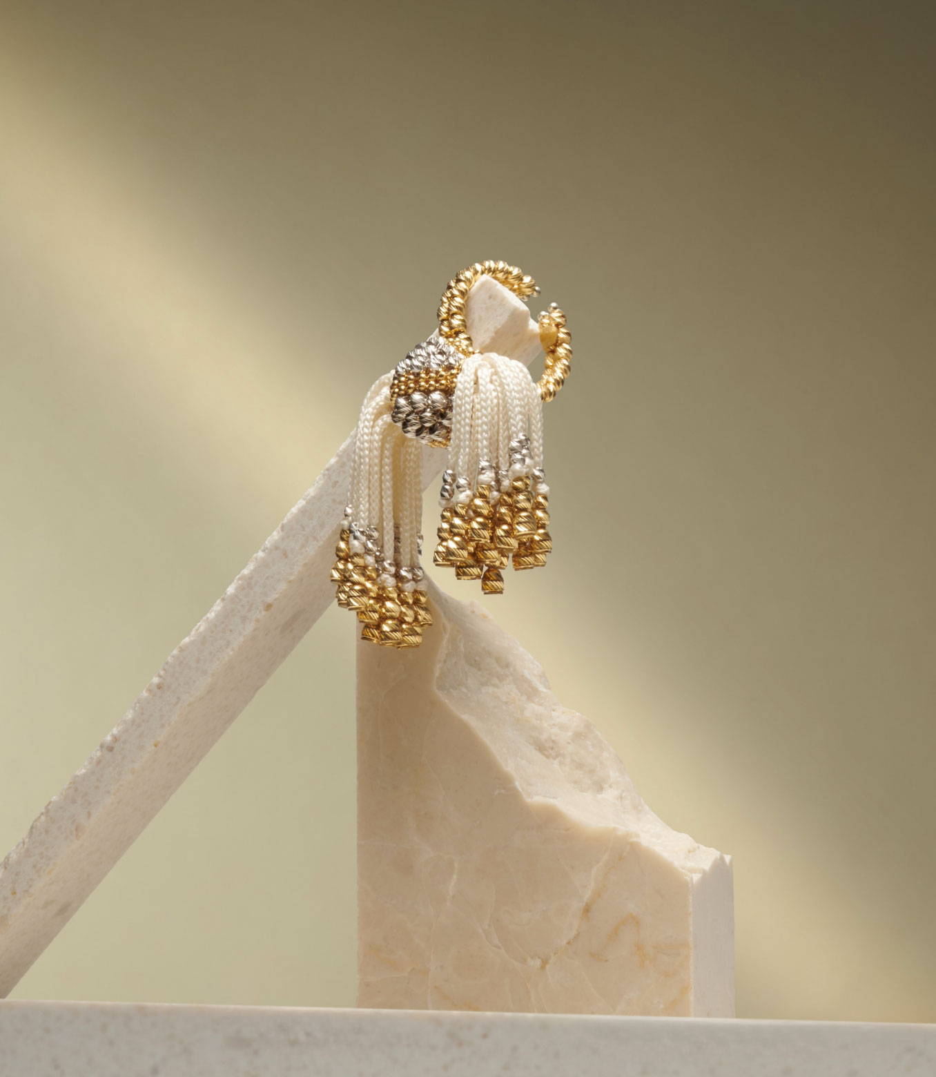 <p>Ring in yellow and white gold with white silk</p>