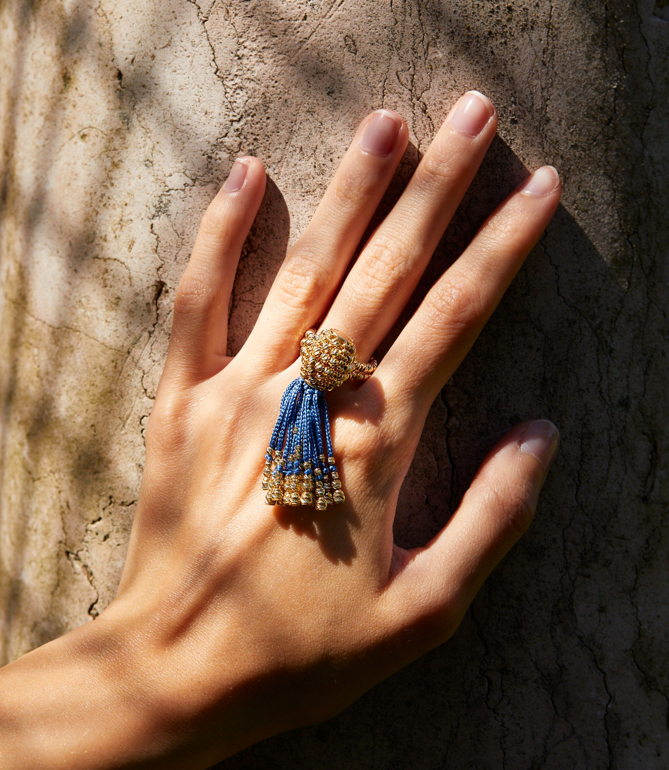 <p>Ring in yellow gold and blue silk</p>