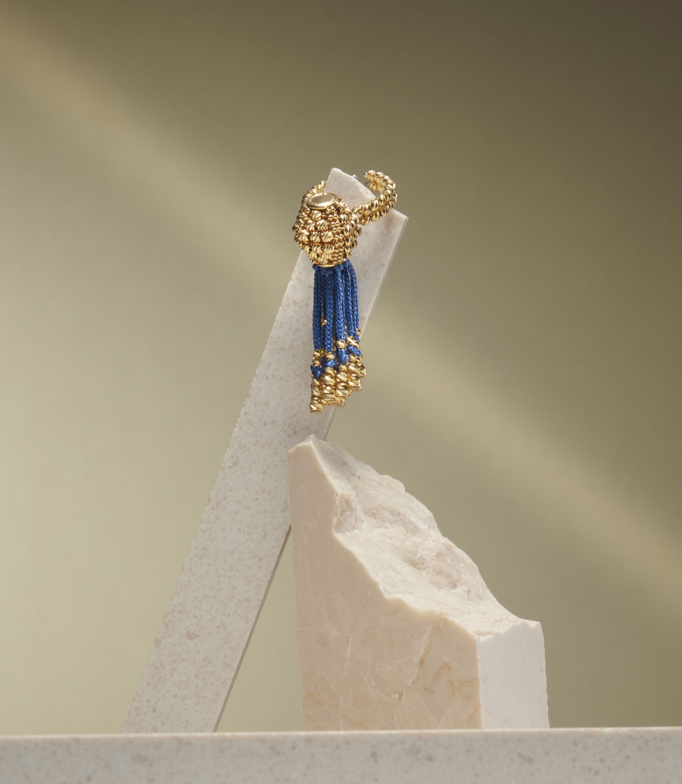 <p>Ring in yellow gold and blue silk</p>