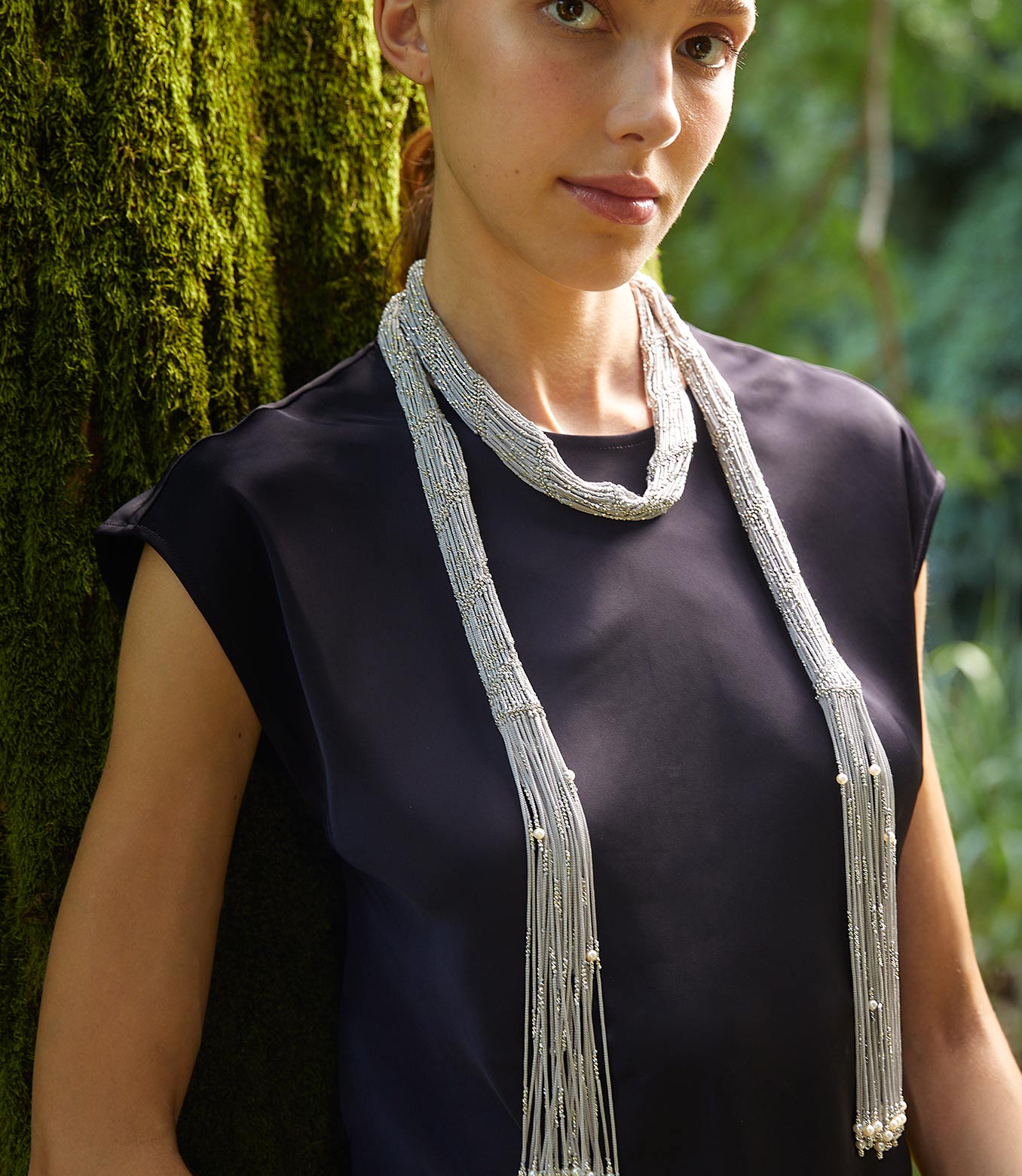 <p>Collana in oro bianco e seta grigia con perle</p>