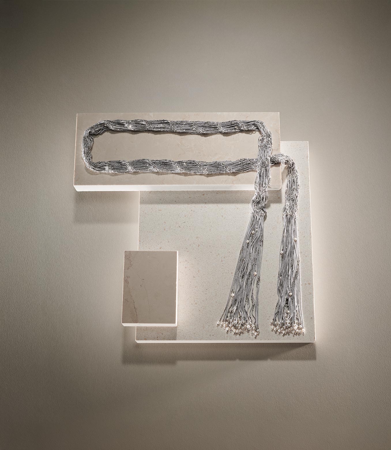 <p>Collana in oro bianco e seta grigia con perle</p>