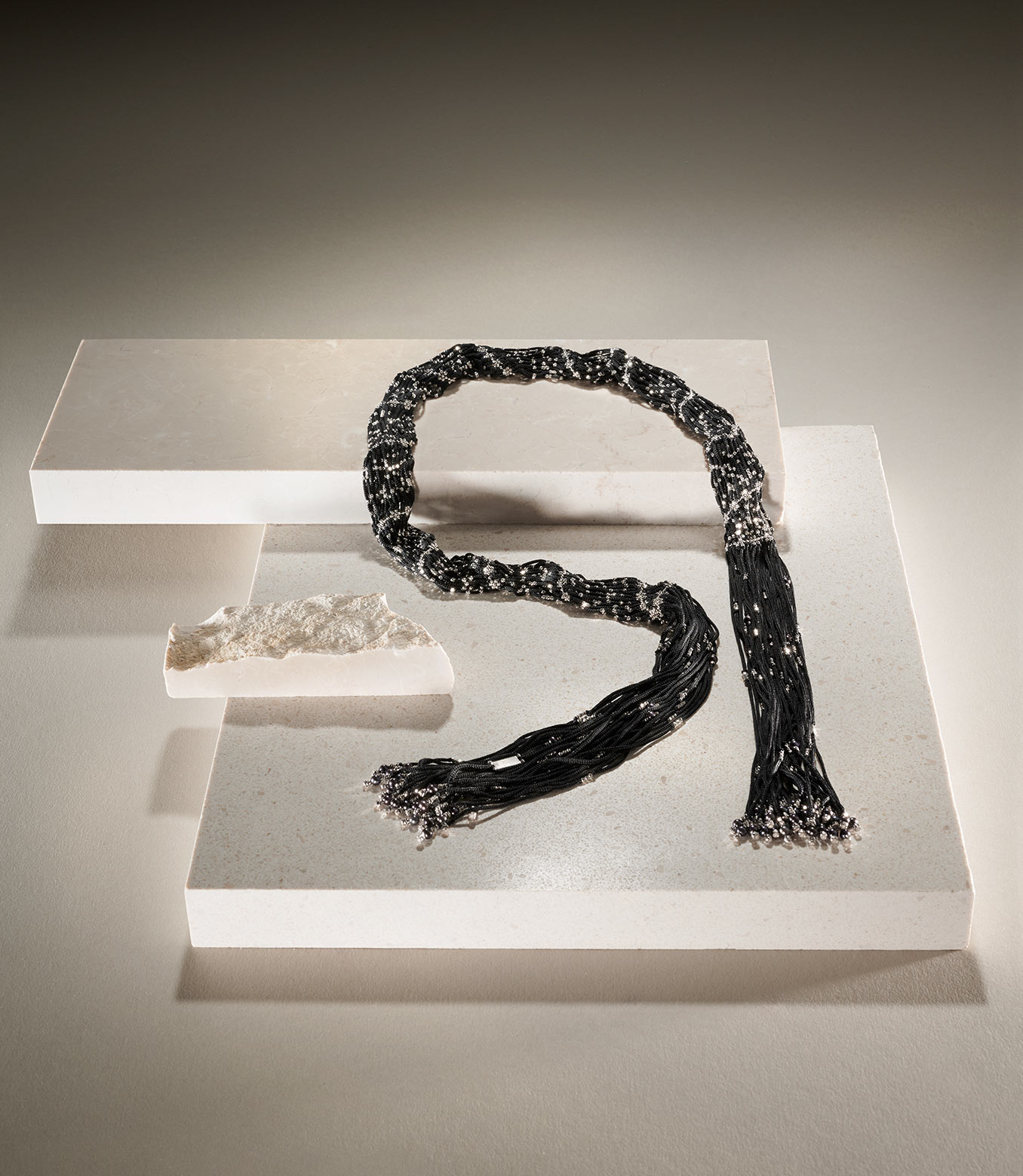 <p>Collana in oro bianco e seta nera con perle</p>