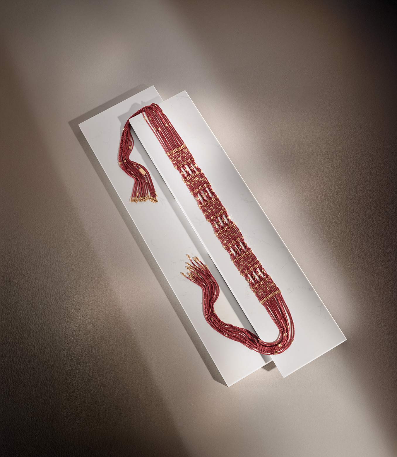 <p>Collana in oro giallo e seta rossa</p>