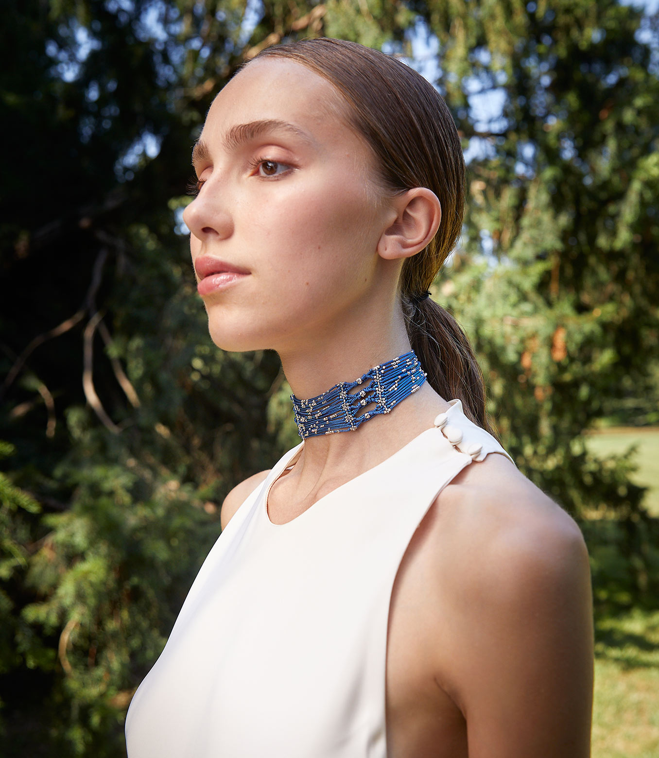 <p>Choker in oro bianco e seta blu</p>
