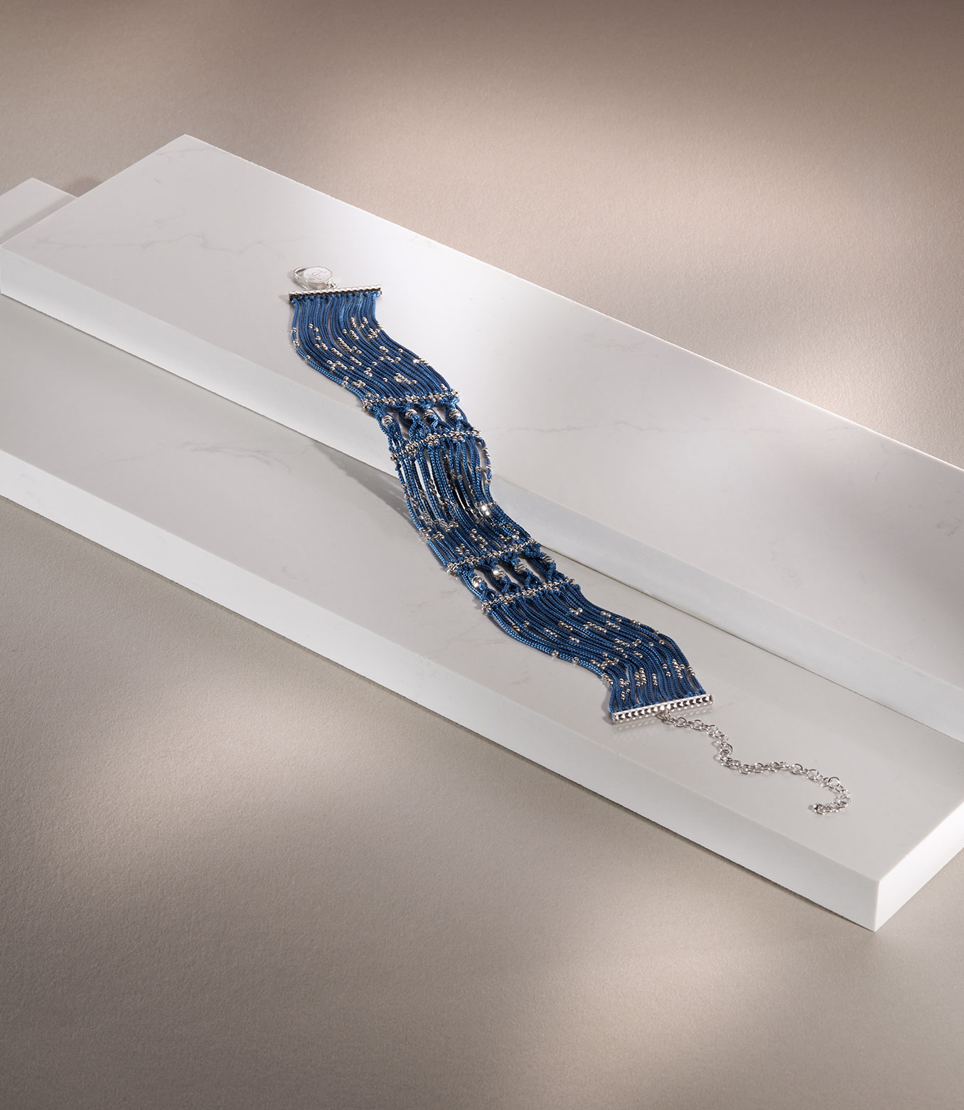 <p>Choker in oro bianco e seta blu</p>