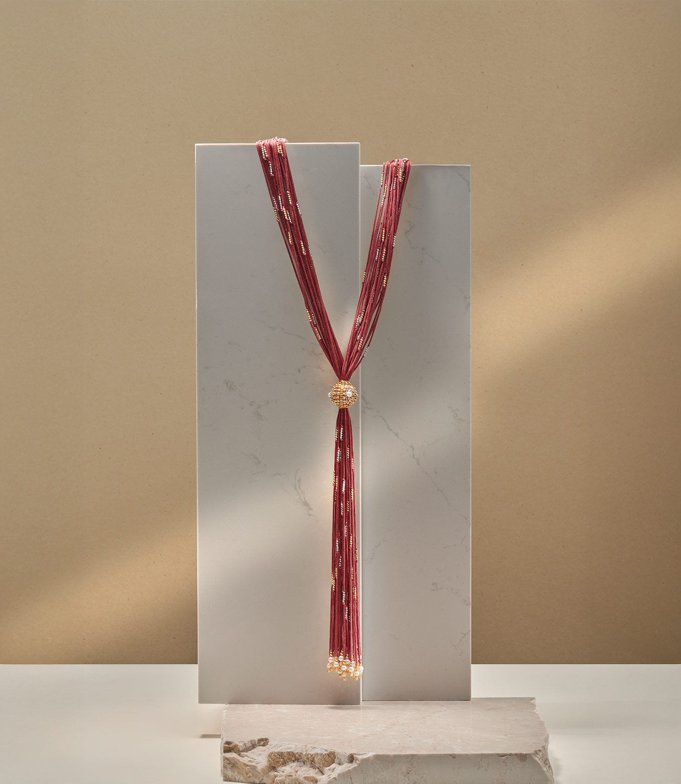 <p>Collana in oro giallo e bianco e seta rossa con perle</p>