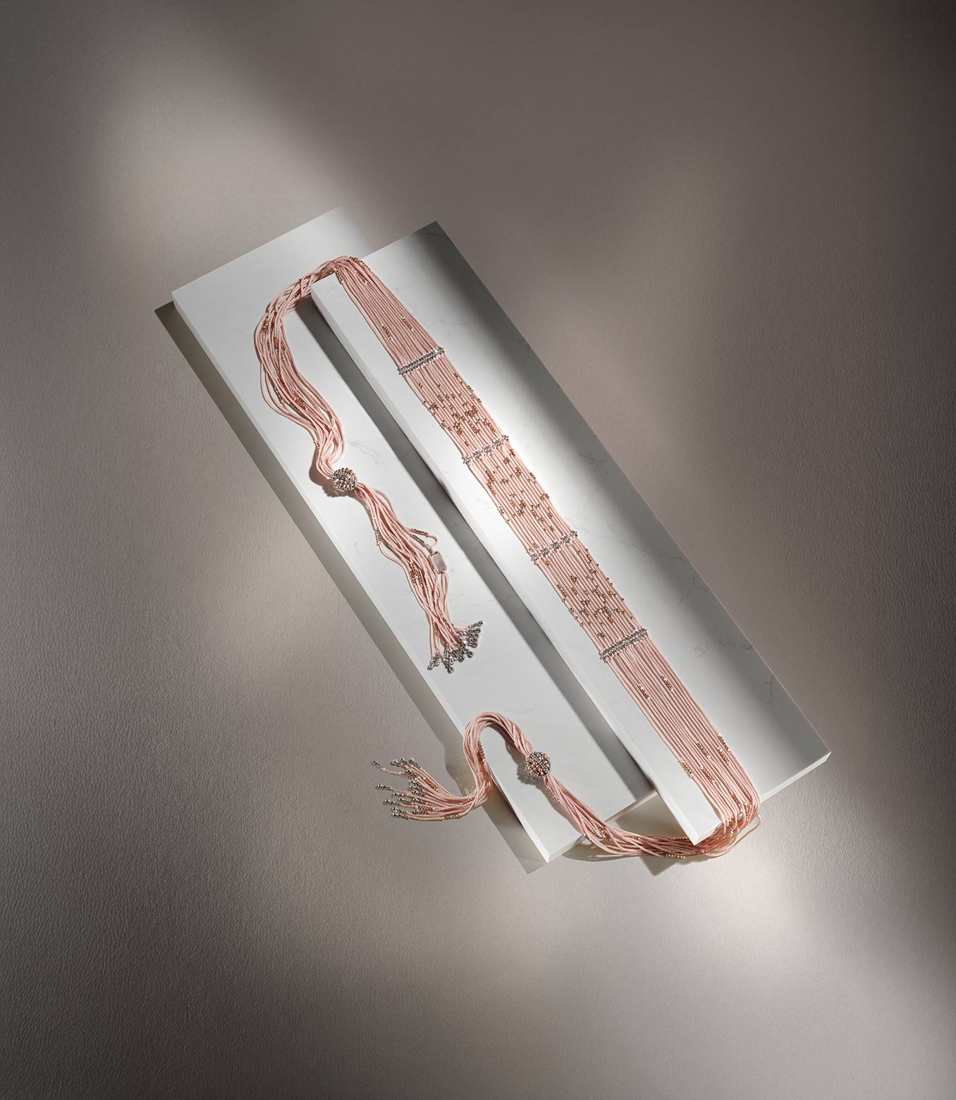 <p>Collana in oro rosa e bianco e seta rosa</p>