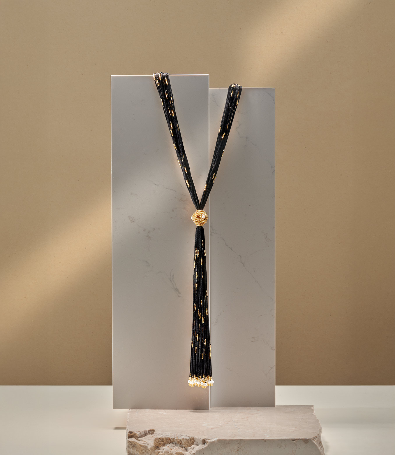 <p>Collana in oro giallo e seta nera con perle</p>