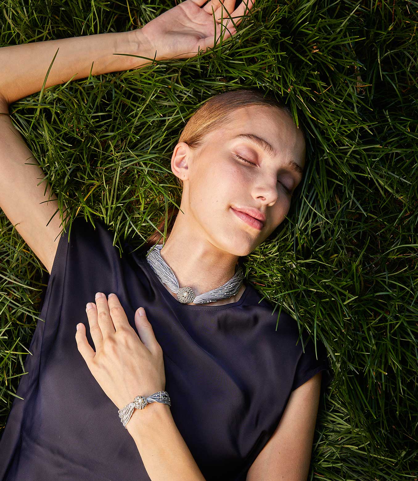 <p>Collana in oro bianco e seta grigia con perle</p>