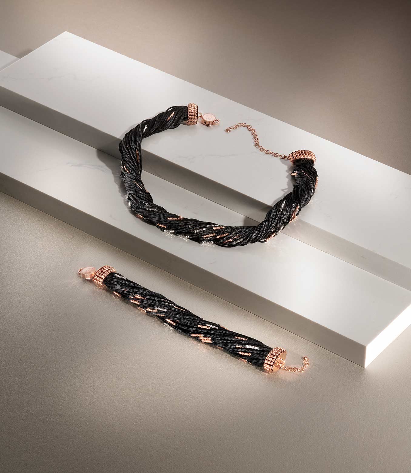 <p>Collana in oro rosa e bianco e seta nera</p>