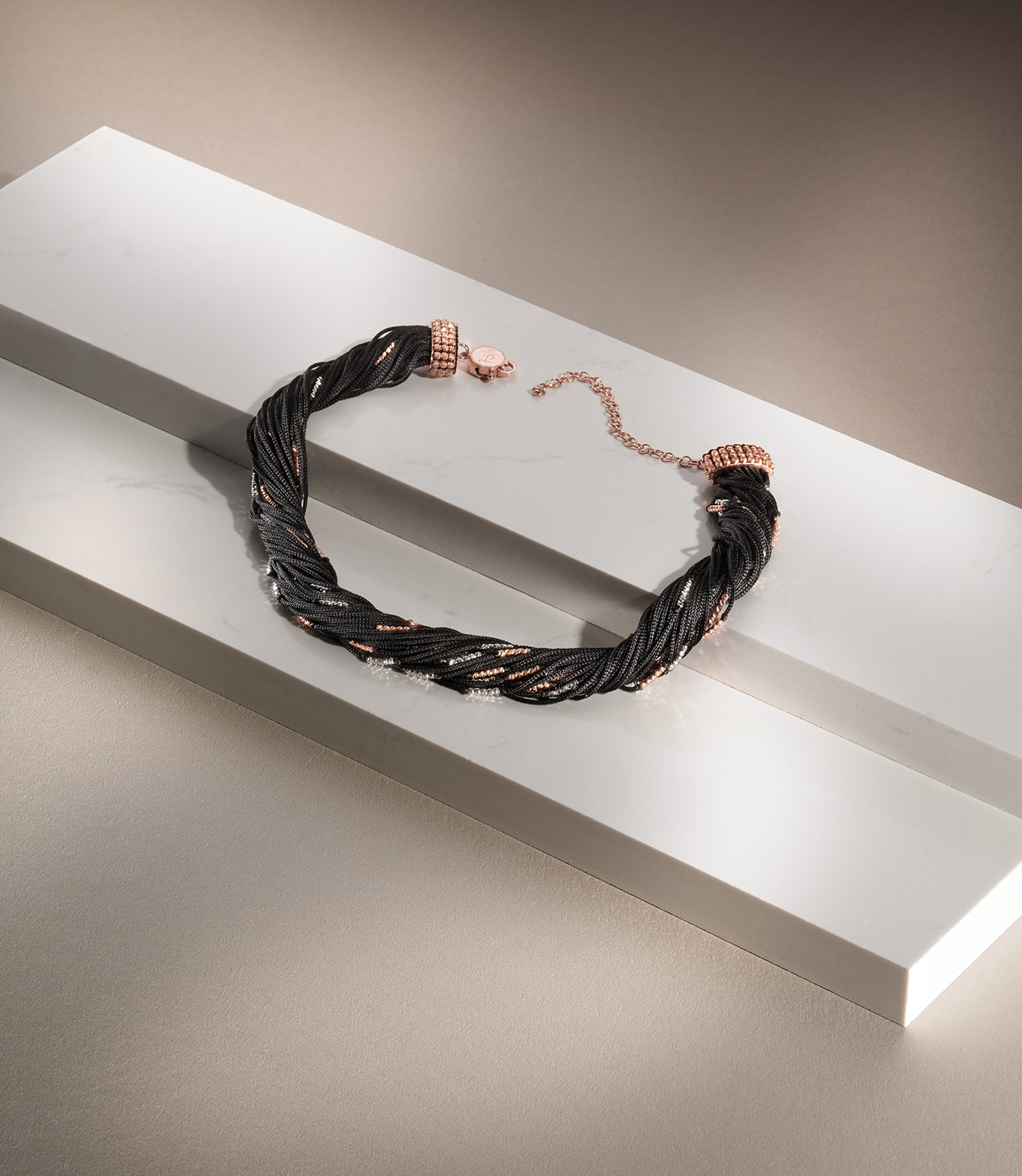 <p>Collana in oro rosa e bianco e seta nera</p>