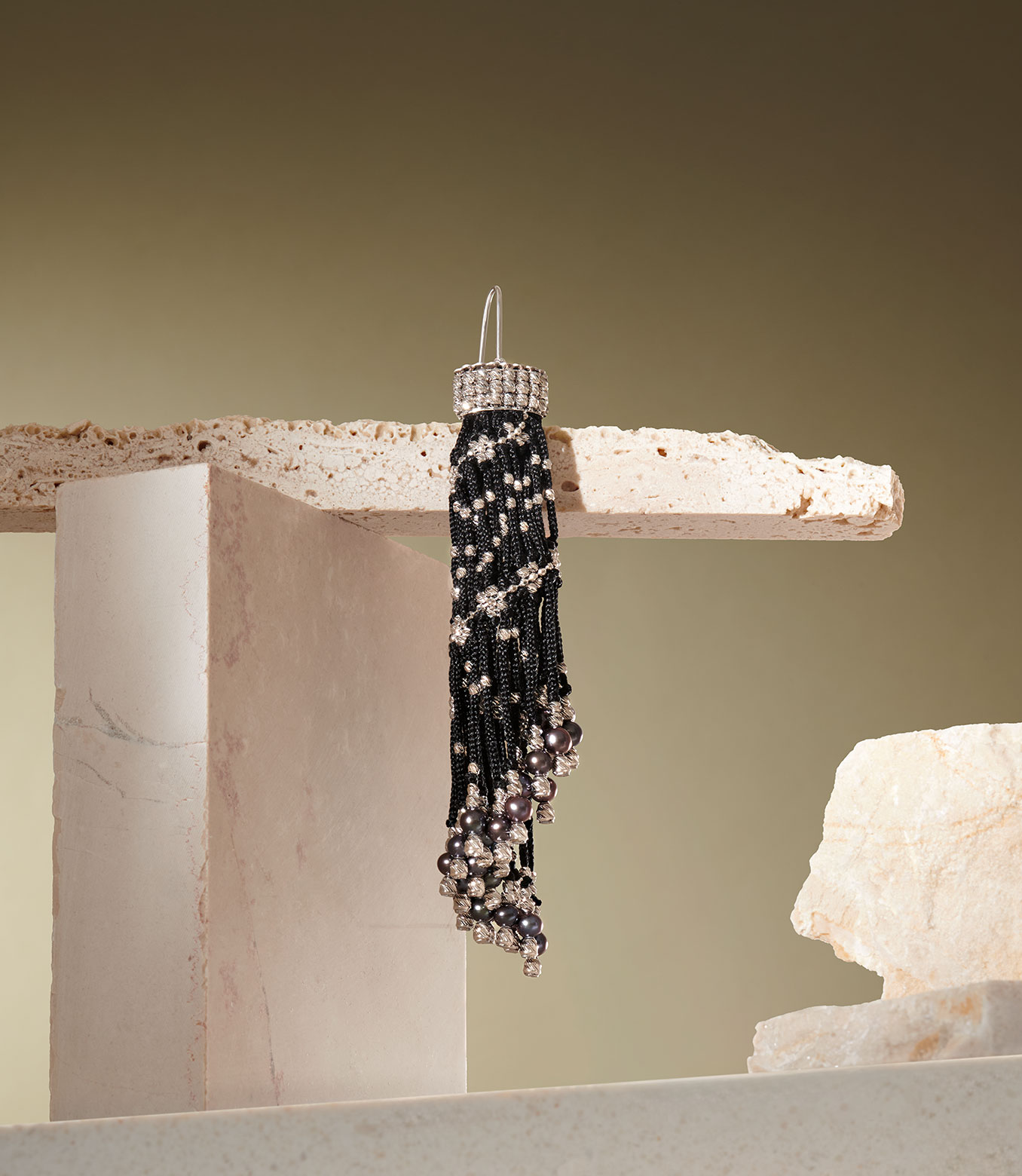 <p>Earrings in white gold and black silk with pearls</p>