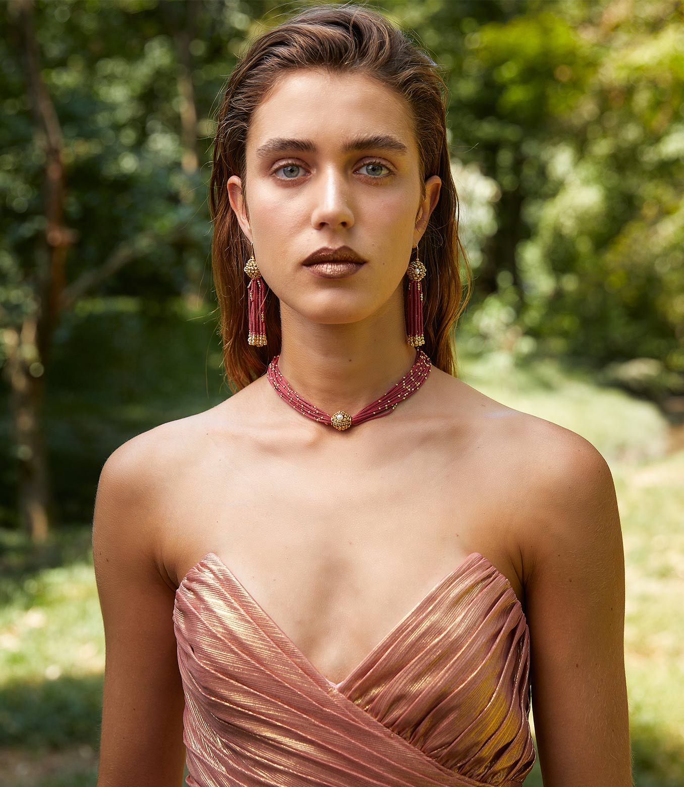 <p>Earrings in yellow gold and red silk with pearls</p>