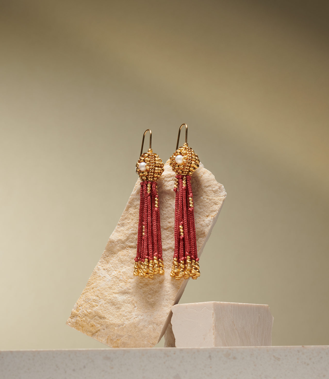 <p>Earrings in yellow gold and red silk with pearls</p>