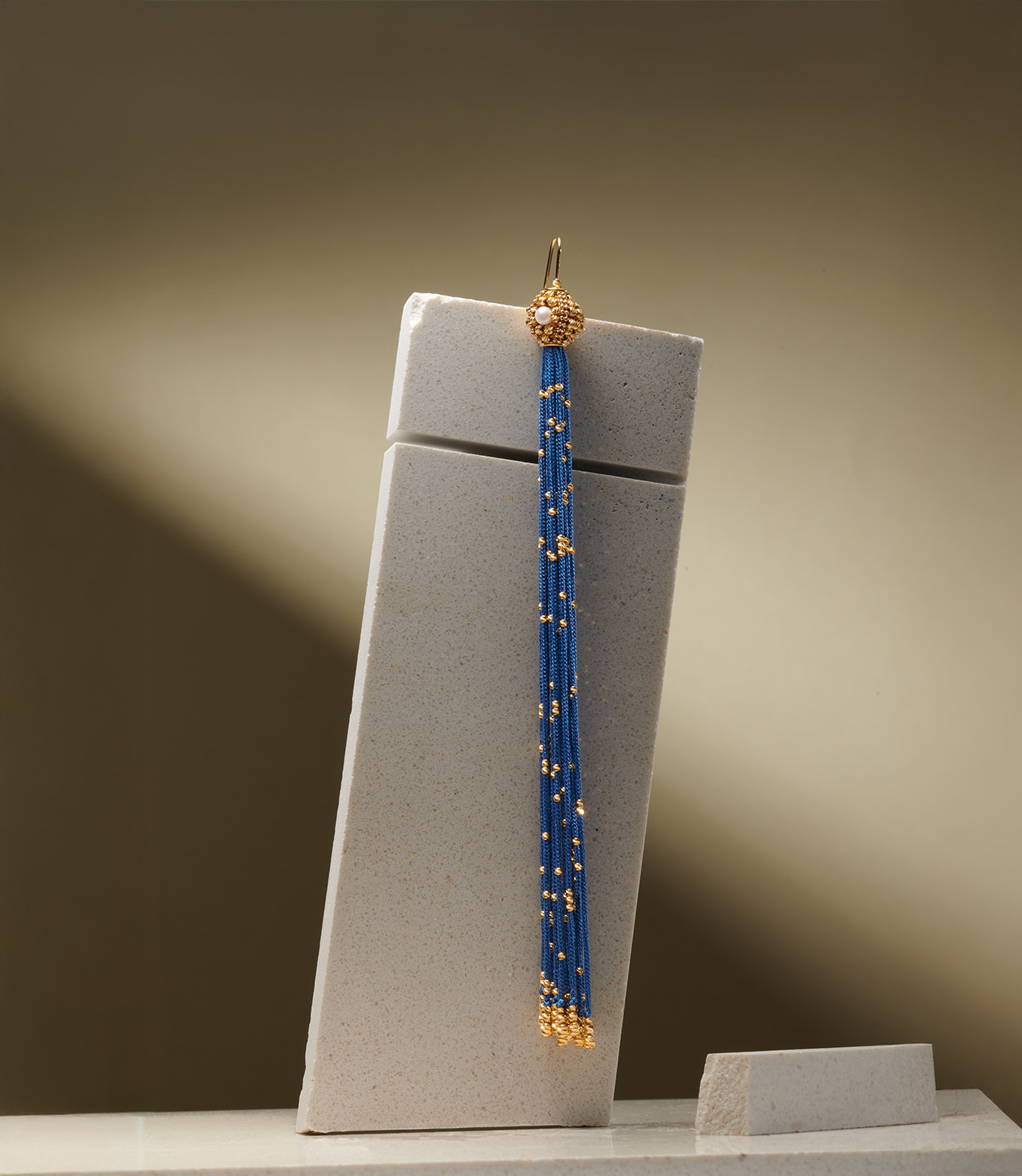 <p>Earring in yellow gold and blue silk with pearls</p>