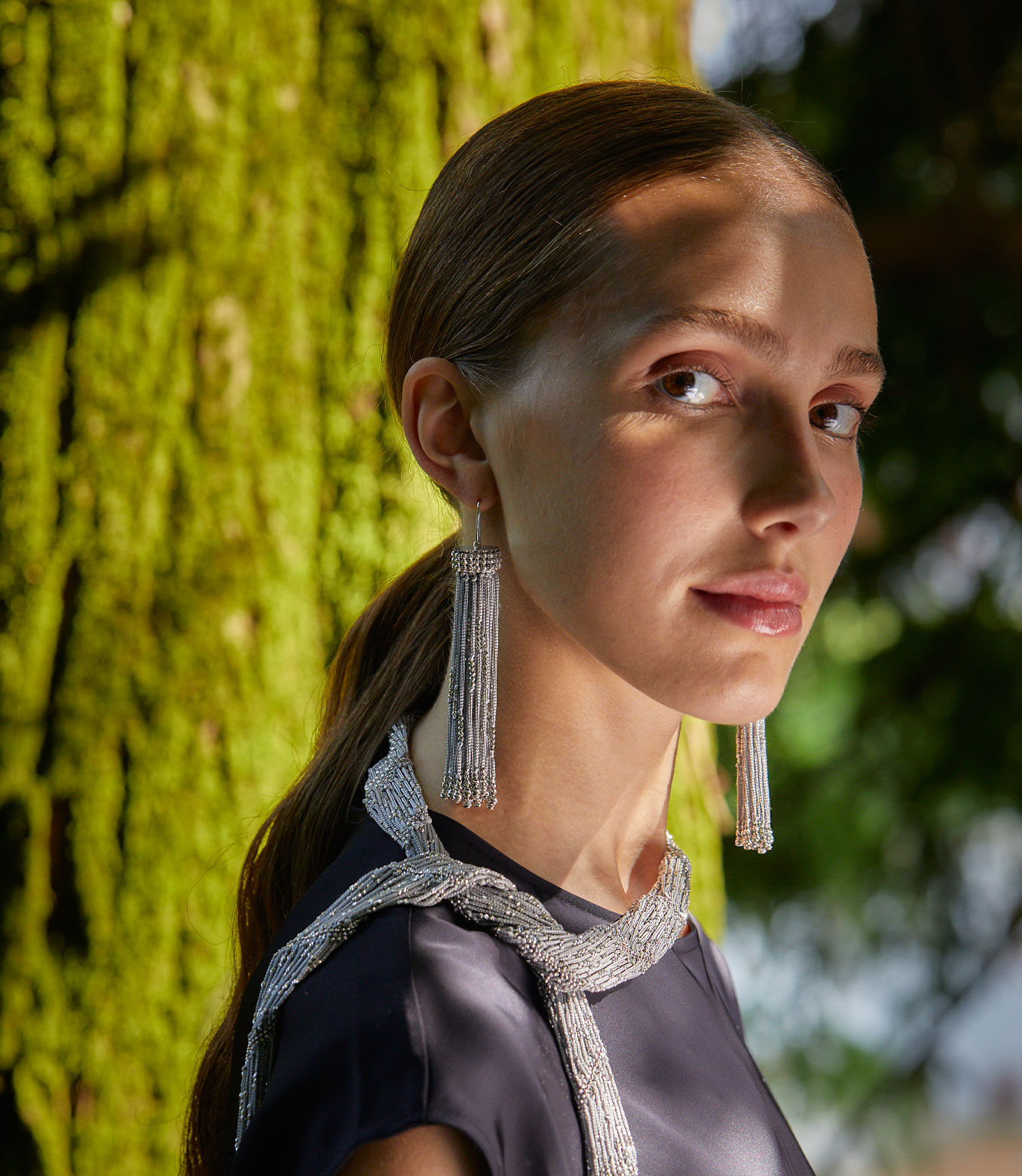 <p>Earrings in white gold and grey silk</p>